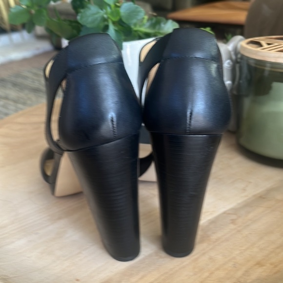 Michal Kors Wiman Heals 8 1/2 - Picture 5 of 7